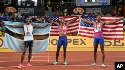 La medallista de bronce Letsile Tebogo, de Botswana, el medallista de oro Noah Lyles, de Estados Unidos, y el medallista de plata Erriyon Knighton, de Estados Unidos, competencia 200 metros durante el Campeonato Mundial de Atletismo en Budapest, Hungría. 25 de agosto de 2023.