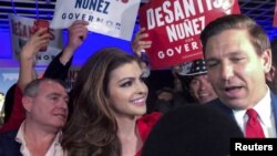 Ron DeSantis, en primer plano, y su esposa Casey después de resultar electo como gobernador de Florida, EEUU, en 2018.