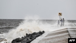 Residentes observan el oleaje antes de la llegada del huracán Helene en Alligator Point, Florida, el 26 de septiembre de 2024.