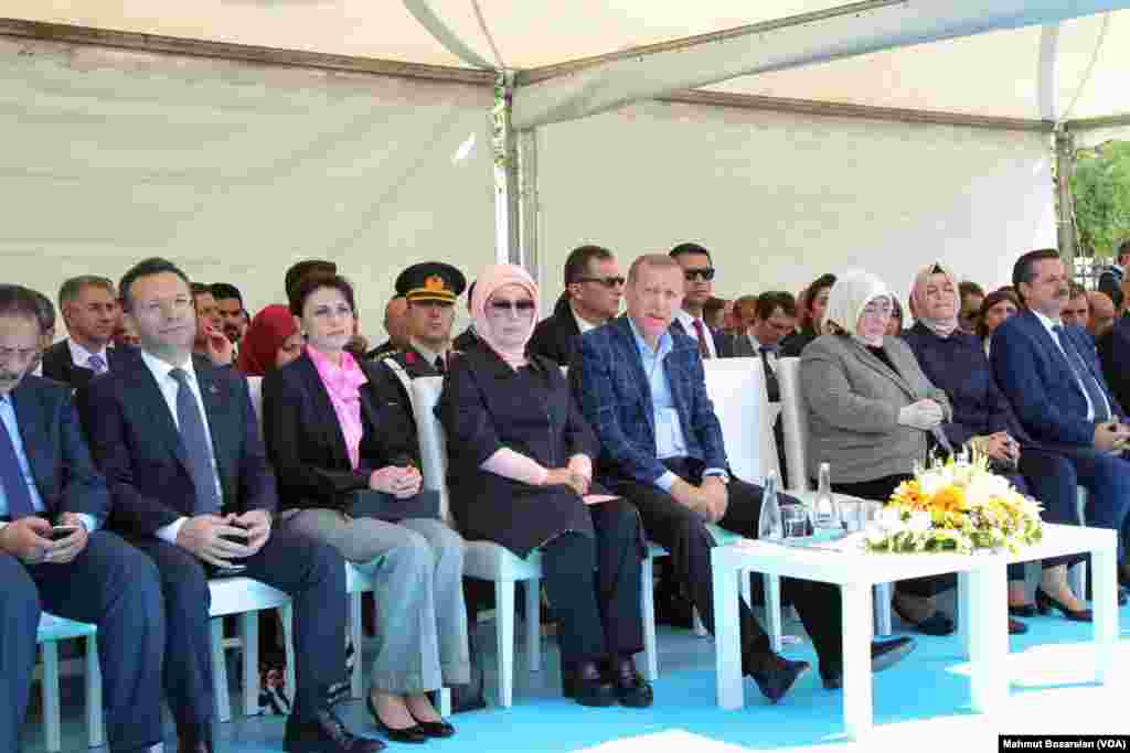 Cumhurbaşkanı Erdoğan Diyarbakır&#39;da yaptığı ziyaretteki konuşmasında, Suriye&#39;de bir Amerikan askerinin YPG arması taktığını gösteren fotoğraflara değindi ve ABD&#39;yi kınadı.&nbsp;