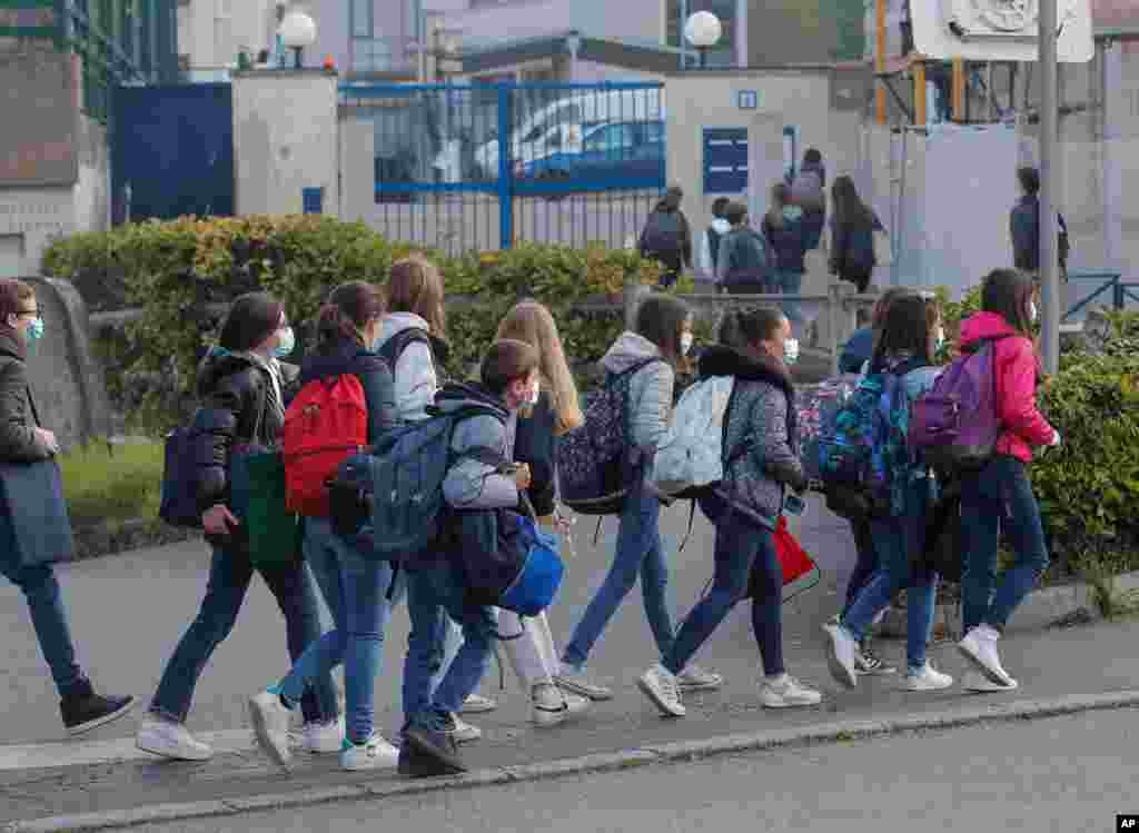 بازگشت دانش‌آموزان راهنمایی و دبیرستانی به مدارس در غرب پاریس، فرانسه