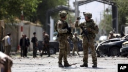 Archivo - Fuerzas estadounidenses de apoyo arriban al sitio de la explosión de un coche bomba en Kabul, Afganistán, el 5 de septiembre, de 2019.