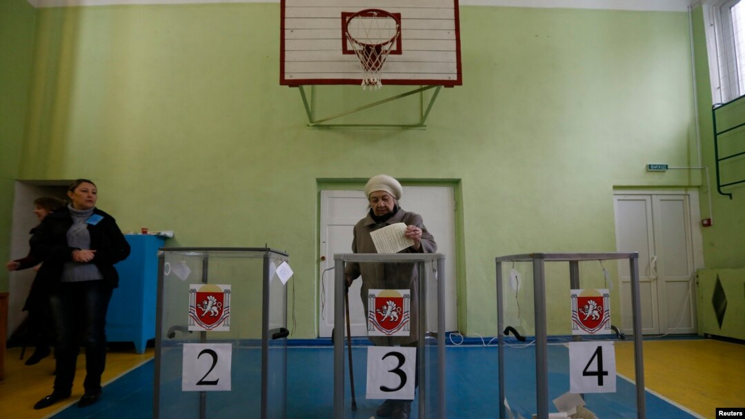 Seorang perempuan memberikan suaranya dalam referendum di Simferopol, 16 Maret 2014.