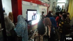 Booth VOA di Festival media AJI 2017 di Solo dipadati pengunjung. (Foto: VOA/Yudha)