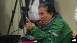 El expresidente peruano Alejandro Toledo asiste a una audiencia judicial donde enfrenta acusaciones de aceptar sobornos de la constructora brasileña Odebrecht a cambio de contratos de obras públicas mientras ocupaba el cargo en Lima, Perú, el viernes 11 de octubre de 2024