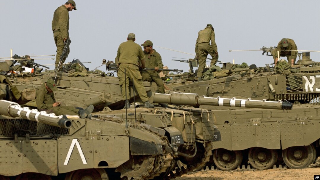 Israel menyiagakan pasukan dan tank-tank untuk kemungkinan melancarkan serangan darat atas militan Hamas di Jalur Gaza (17/11).