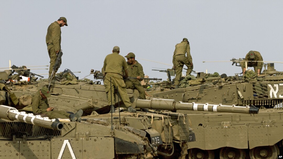 Pasukan Israel siaga di atas tank mereka (foto: dok). Serbuan tentara Israel ke kawasan Palestina untuk menangkap aktivis cukup sering terjadi.