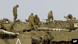 Pasukan Israel siaga di atas tank mereka (foto: dok). Serbuan tentara Israel ke kawasan Palestina untuk menangkap aktivis cukup sering terjadi.