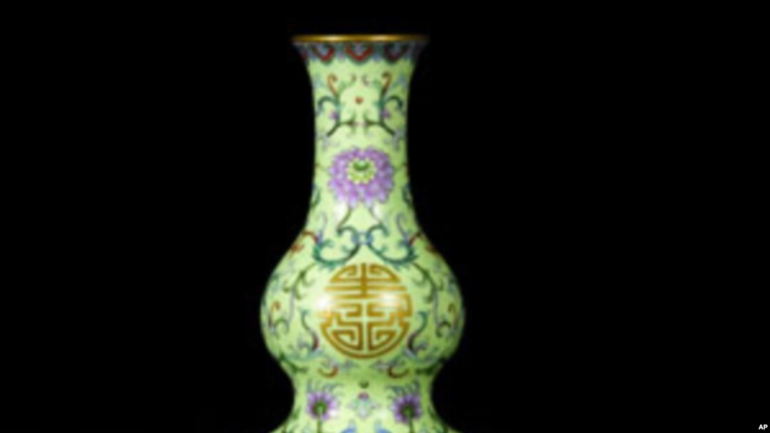 The Qing dynasty yellow-ground vase that fetched US$32.5 million at a Hong Kong auction this week, 08 Oct 2010