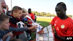 L'attaquant sénégalais Sadio Mane signe des autographes aux fans après une séance d'entraînement de l'équipe nationale de football du Sénégal le 15 juin 2018 à Kaluga, en Russie.