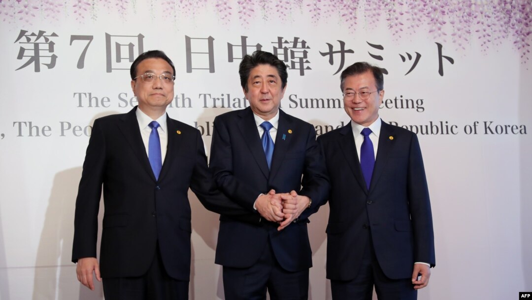 日本﹑中國與南韓三國首腦舉行峰會。 