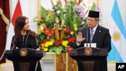 Cristina Fernández, presidenta de Argentina firma tres memorándums de comercio con el presidente de Indonesia, Susilo Bambang Yudhoyono