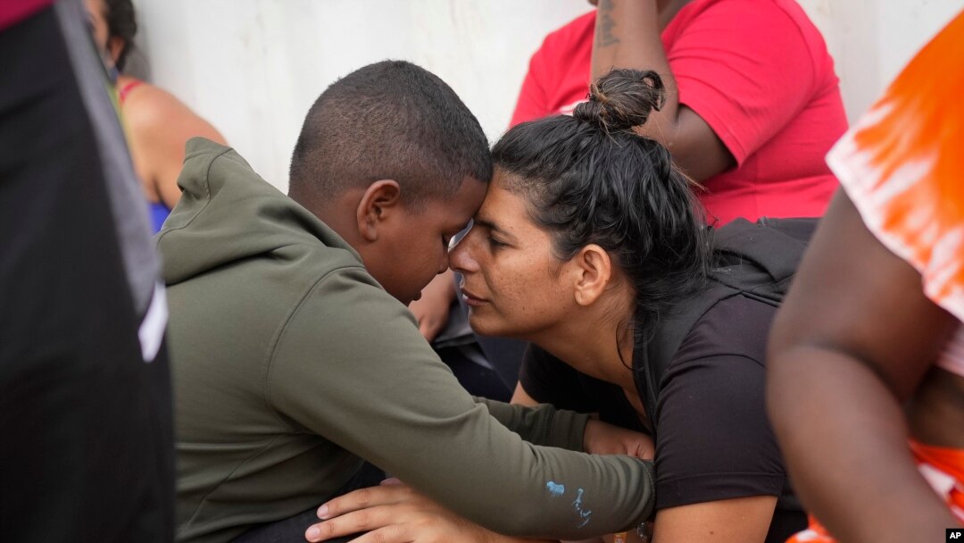 ARCHIVO - La migrante venezolana Nelsy Zavala, abraza a Yeikel Mojica, a quien conoció mientras cruzaba el Tapón del Darién y dijo que es como un hermano pequeño para ella, en un campamento temporal en Lajas Blancas, Panamá, el 27 de junio de 2024.