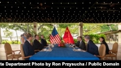 마이크 폼페오 미국 국무장관과 양제츠 중국 공산당 외교담당국무위원이 16일 하와이 호놀룰루에서 회담했다. 미국 측에서는 스티븐 비건 국무부 부장관도 배석했다.