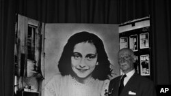 Arhiva: Otac Ane Frank, Oto, pored njene fotografije (Foto: AP/Dave Caulkin)