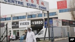 在法国巴黎以北欧贝维利耶的一处中国服装批发区。（资料照）