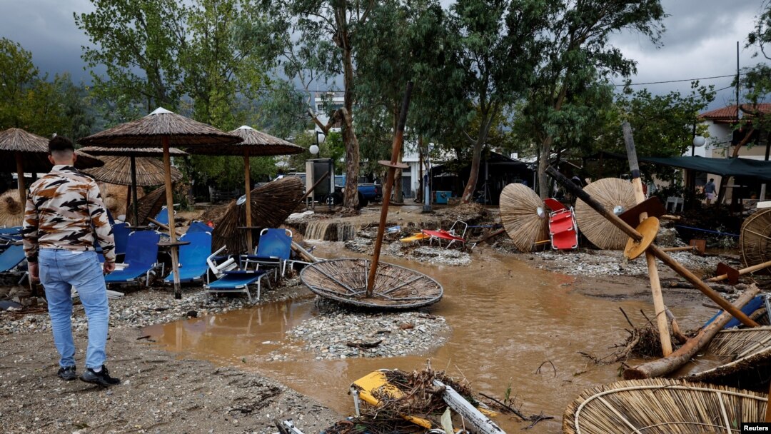 Nevreme na plaži u Pelionu u Grčkoj (Foro: REUTERS/Louisa Gouliamaki)
