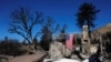 Bendera AS tergantung di rumah rusak saat kebakaran Eaton melanda Altadena, California, 14 Januari 2025. (Foto: Shannon Stapleton/Reuters)