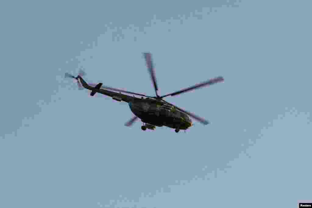 Helikopter militer Rusia terbang dekat Simferopol (3/3).