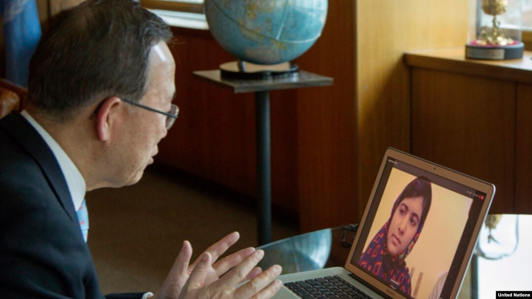 Sekjen PBB Ban Ki-moon berbincang dengan Malala Yousufzai melalui Skype (5/4).