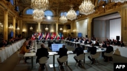 法國總統馬克龍2024年2月26日在愛麗舍宮舉行的歐洲支持烏克蘭的一個會議上講話。