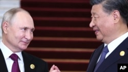 2023年10月17日，俄罗斯总统普京和中国国家主席习近平在中国北京举行的“一带一路”国际合作高峰论坛期间交谈。（美联社照片）