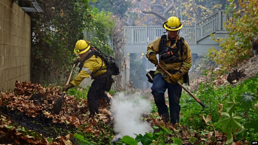 Lính cứu hỏa nỗ lực dập tắt đám cháy ở Mandeville Canyon thuộc Los Angeles, California, ngày 11/1/2025, trong lúc Đám cháy Palisades vẫn tiếp tục bùng phát.