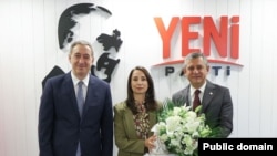 Hevserokên DEM Partîyê Tuncer Bakirhan û Tulay Hatimogullari bi Ozgur Ozel re, serokê Yenî Partî, 19îê Cotmeha 2026'an.