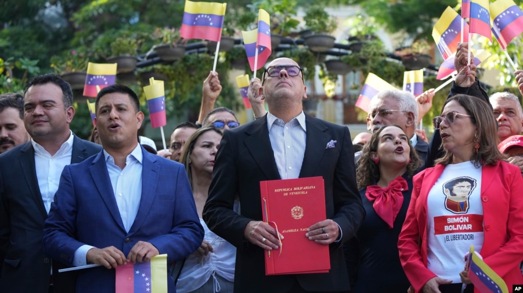 El presidente del poder legislativo de Venezuela, Jorge Rodríguez, celebra junto a diputados del chavismo la aprobación de la "Ley Simón Bolívar", en el Palacio Federal Legislativo, en Caracas, el 28 de noviembre de 2024.