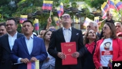 El presidente del poder legislativo de Venezuela, Jorge Rodríguez, celebra junto a diputados del chavismo la aprobación de la "Ley Simón Bolívar", en el Palacio Federal Legislativo, en Caracas, el 28 de noviembre de 2024.