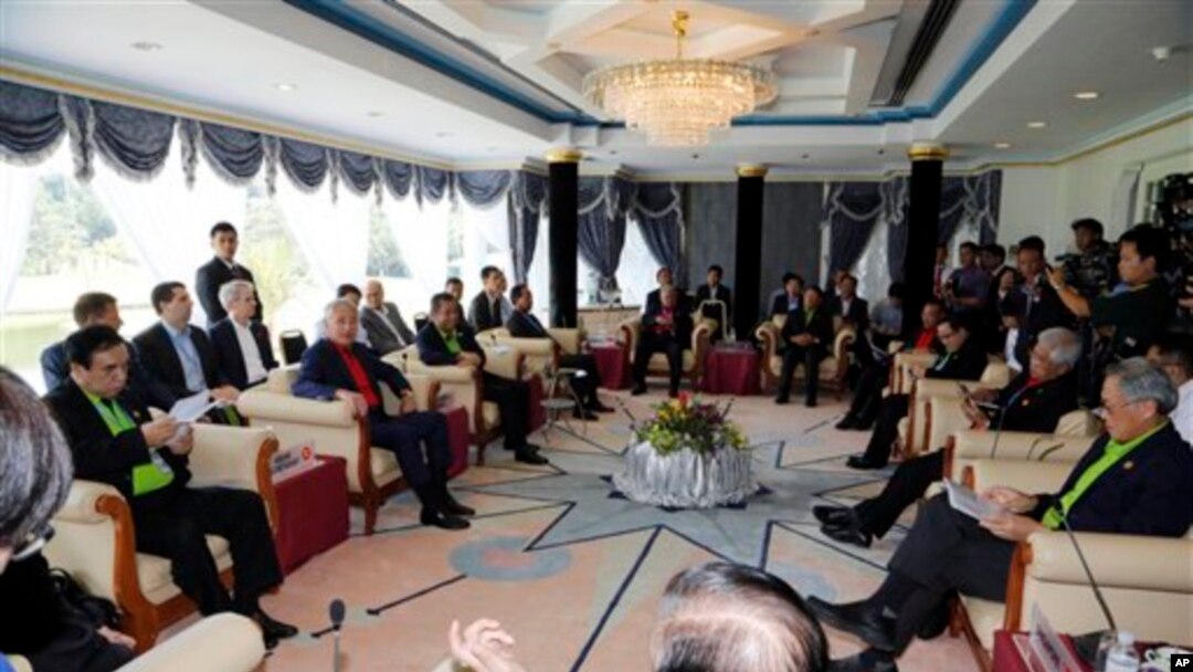 Menteri Pertahanan Chuck Hagel dalam pertemuan dengan menteri-menteri pertahanan ASEAN di Brunei, Rabu (28/8). (AP/Vincent Thian)