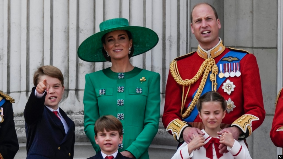 ARCHIVO - Los príncipes de Gales y sus hijos en el balcón del Palacio de Buckingham el 17 de junio de 2023. La princesa Catalina se encuentra hospitalizada en Londres.