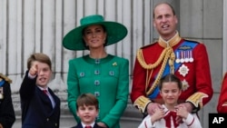 ARCHIVO - Los príncipes de Gales y sus hijos en el balcón del Palacio de Buckingham el 17 de junio de 2023. La princesa Catalina se encuentra hospitalizada en Londres.