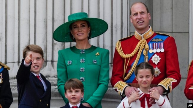ARCHIVO - El príncipe Guillermo y la princesa Catalina junto a sus hijos los príncipes Carlota, Jorge y Luis, en el balcón del Palacio de Buckingham en Londres, el sábado 17 de junio de 2023.