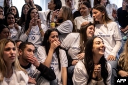 Keluarga dan teman-teman sandera Israel Omer Shem Tov menunggu pembebasannya yang disiarkan televisi oleh militan Hamas di rumah keluarganya di Tel Aviv pada 22 Februari 2025. (Foto: AFP)