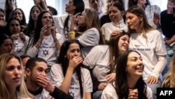 Familiares y amigos del rehén israelí Omer Shem Tov esperan su liberación televisada por militantes de Hamas en la casa familiar en Tel Aviv el 22 de febrero de 2025.