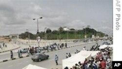 Eleitores angolanos concentrados em torno de uma assembleia de voto durante as eleições parlamentares de 2008 (Foto de arquivo)