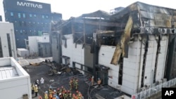 韩国消防队员扑灭京畿道华城市一家锂电池厂的大火。（20024年6月24日）