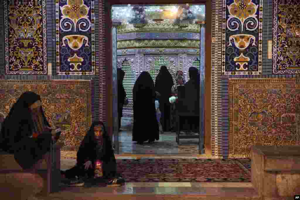 Para jemaah di sebuah tempat beribadah pada bulan Ramadan di Shar-e-Ray, selatan Teheran, Iran, 8 Mei 2019. (Foto: AP)