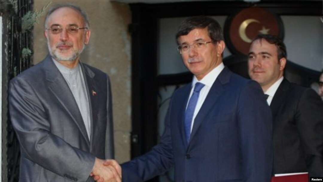 Ngoại trưởng Iran Ali Akbar Salehi (trái) và Ngoại trưởng Thổ Nhĩ Kỳ Ahmet Davutoglu họp tại Ankara hồi tháng 8, 2012