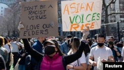 Warga kota New York melakukan aksi unjuk rasa menyerukan dihentikannya kejahatan bermotif kebencian khususnya terhadap warga keturunan Asia (AAPI atau Asian-American & Pacific Islander) yang sedang marak terjadi di Amerika (21/3). 