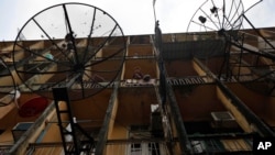 미얀마 양곤의 한 아파트에 설치된 위성 TV 안테나. (자료사진)