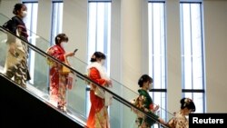 Des femmes empruntent un escalator à Tokyo, au Japon, le 10 janvier 2022.