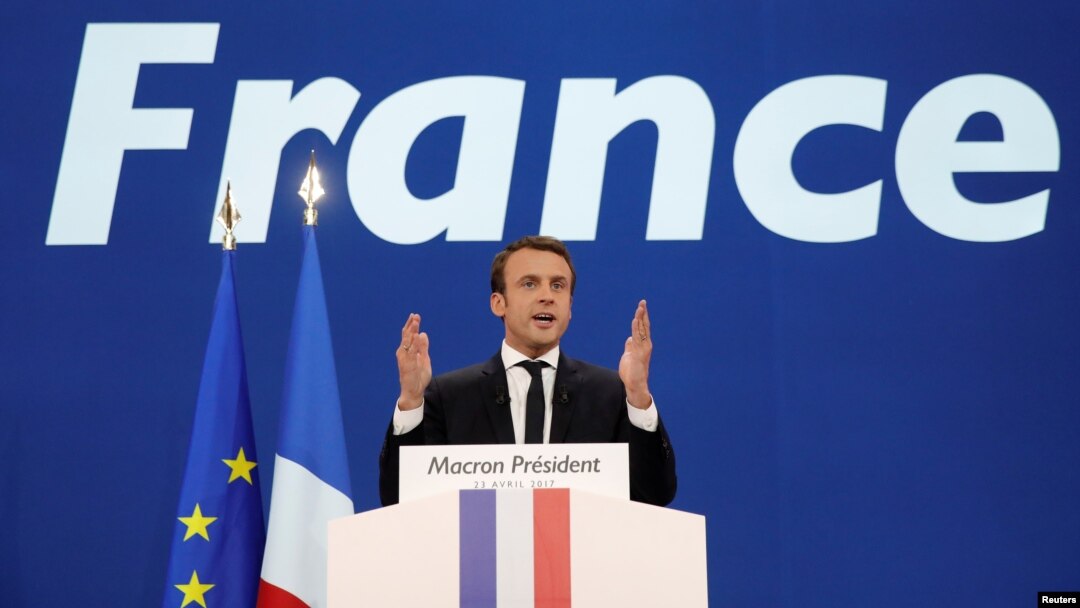 Emmanuel Macron, head of the political movement En Marche !, or Onwards !, and candidate for the 2017 French presidential election, gestures to supporters after the first round of 2017 French presidential election in Paris, April 23, 2017. 