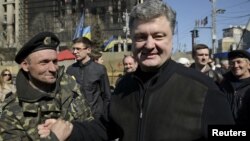 Pengusaha miliarder Petro Poroshenko (kanan), kandidat utama dalam pilpres Ukraina dalam sebuah acara di ibukota Kyiv (foto: dok). 