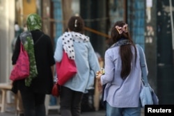 Qadınlar Tehranda baş örtüyü olmadan küçədə gəzirlər