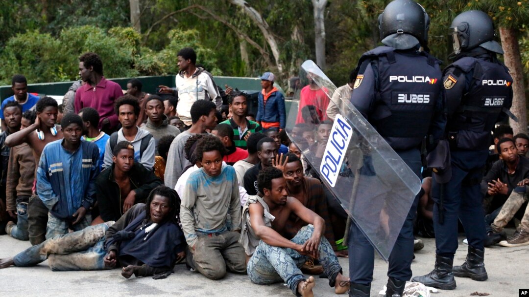 Gelombang migran Afrika yang ingin memasuki Spanyol lewat daerah kantongnya kecilnya di kota Ceuta, Afrika Utara (foto: dok).
