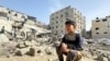 Palestinci na mestu ruševina posle izraelskog udara u Rafi 27. marta 2024.
(REUTERS/Bassam Masoud)