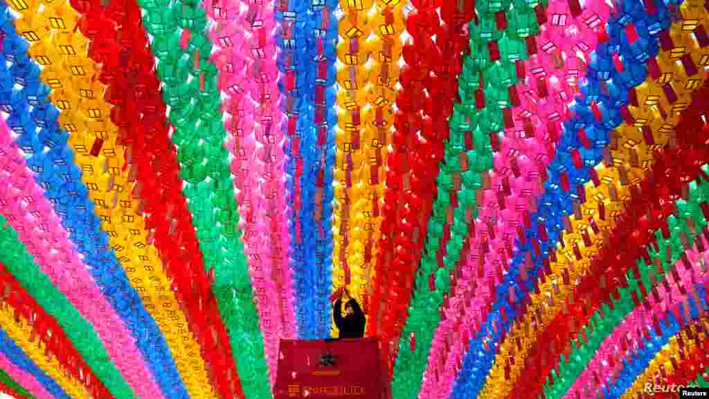 부처님 오신 날을 앞두고 한국 서울의 절 앞마당에서 연등 달기가 한창이다. 