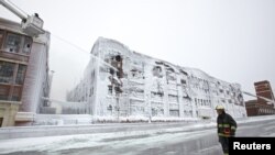 En Chicago, a pesar de la fuerte helada, este edificio se incendió. No se registraron víctimas. 